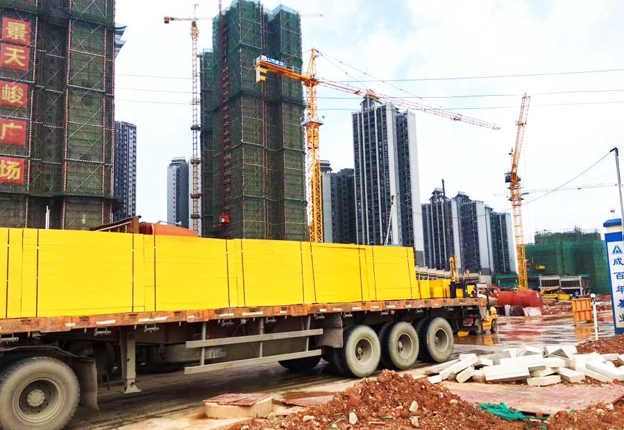 建筑專(zhuān)用木夾板發(fā)往工地中